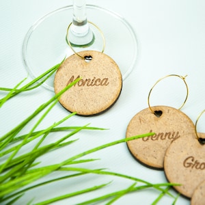 Gepersonaliseerde Wijn Glas Charme Aangepaste naam Gift Tags Wedding Sign Place Kaarten Houten kleine laser cut tafel namen met Hole Place naam instelling
