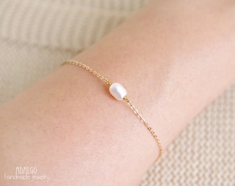 Dainty pearl bracelet, Freshwater pearl bracelet, Delicate pearl layering everyday bracelet, minimal chain bracelet in silver, rose gold