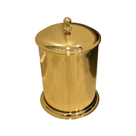 gold bathroom accessories and decorations