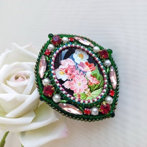 Geborduurde bloemenbroche met kralen: vintage stijl strassspeld
