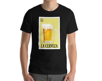 Pode incluir: Uma camiseta preta com um gráfico amarelo e branco de um copo de cerveja com o texto "55 LA CERVEZA" nele.