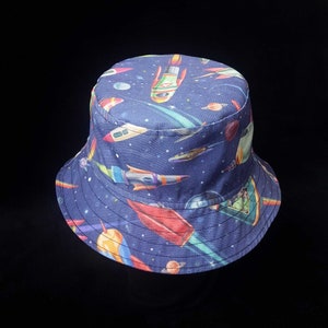 Sombrero de pescador con diseño de cohetes espaciales