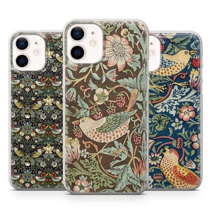 Puede incluir: Tres fundas transparentes para teléfono con diferentes diseños florales y de pájaros. Los diseños son en tonos de verde, azul, marrón, rojo y amarillo.