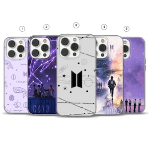 Può includere: Cinque cover trasparenti per smartphone con design a tema BTS. La cover 1 presenta motivi di balene e loghi viola. La 2 mostra una notte stellata con figure su un container. La 3 presenta motivi spaziali e un logo nero. La 4 illustra una persona che cammina verso uno skyline cittadino. La 5 mostra quattro figure su uno sfondo di nebulosa viola.