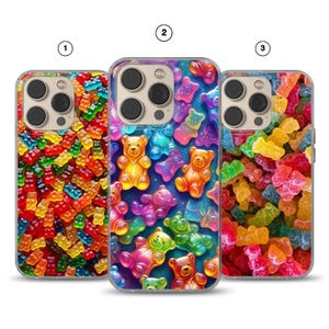 Könnte beinhalten: Drei Handyhüllen mit bunten Gummibärchendesigns. Eine Hülle zeigt eine Mischung aus Gummibärchen in verschiedenen Farben, eine andere Gummibärchen auf blauem Hintergrund und die dritte rote, gelbe und grüne Gummibärchen.