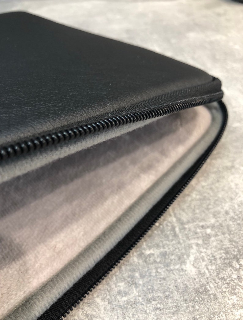 Zwarte pu-leren laptoptas en pu-leren telefoonhoesje gepersonaliseerd met elke naam of initialen laptop tas afbeelding 6