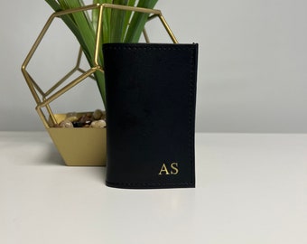Schwarzer Leder-Reisekartenhalter, personalisiert mit einem beliebigen Namen oder Initialen Reisebrieftasche | Kartenhalter