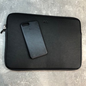 Zwarte pu-leren laptoptas en pu-leren telefoonhoesje gepersonaliseerd met elke naam of initialen laptop tas afbeelding 2