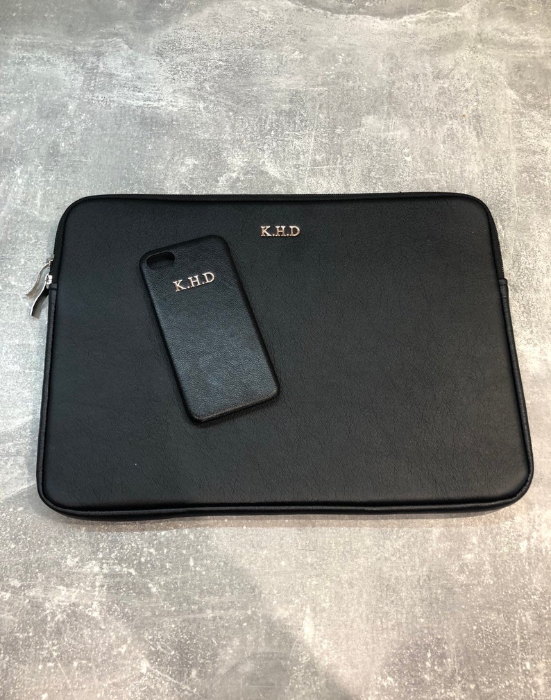 Zwarte pu-leren laptoptas en pu-leren telefoonhoesje gepersonaliseerd met elke naam of initialen laptop tas afbeelding 1