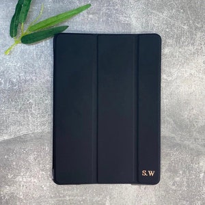 Étui de protection pliable noir pour iPad pour les modèles 5e, 6e, 7e, 8e, 9e Air/pro 2013-2024. Personnalisé avec n'importe quel nom ou initiales