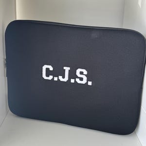 Personligt broderat laptopfodral i neopren, med egna initialer (present till henne)