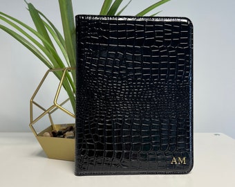 iPad 10.2” 7.a, 8.a, 9.a generación, iPad Air 10.5” 3.a generación y iPad Pro 10.5” funda de cuero PU Croc negra / personalizada con cualquier nombre o iniciales