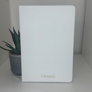 Cuaderno personalizado A5 / Diario con nombre personalizado / Cuaderno de páginas lisas / Regalo minimalista / Vuelta al cole / Regalo para ella / Papelería personalizada