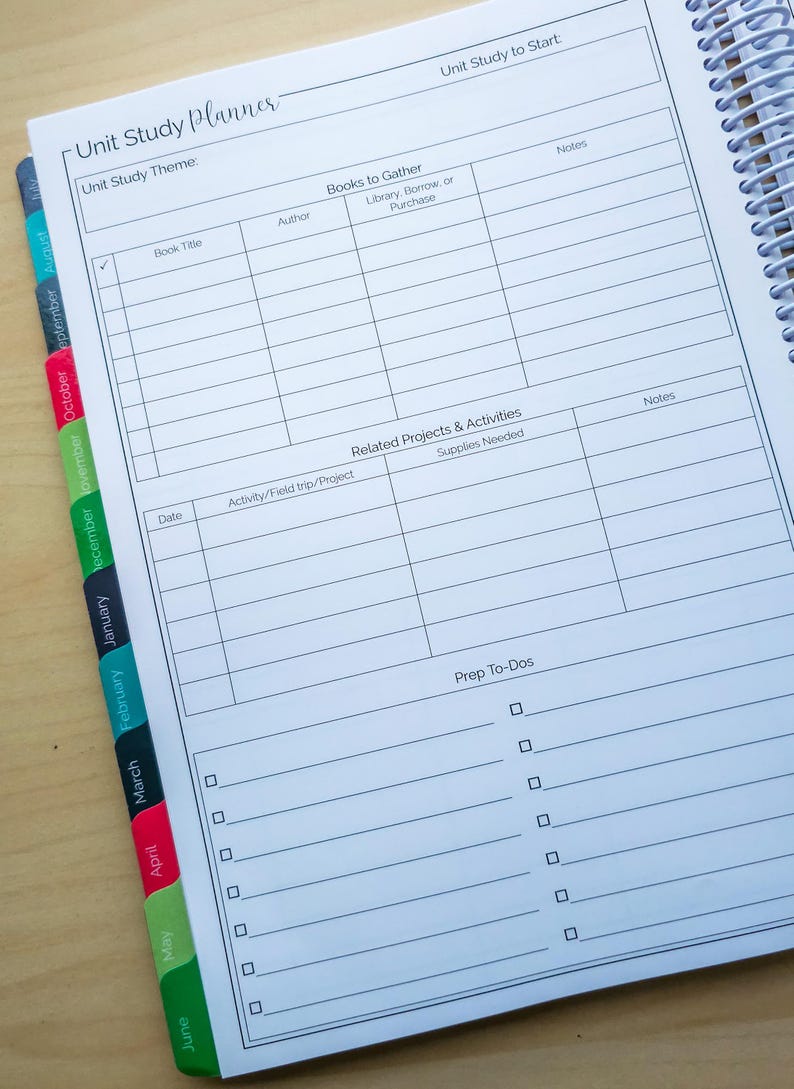 Puede incluir: Planificador de estudio de unidad abierto con secciones para tema, t&iacute;tulos de libros, autores y notas. Incluye secciones para proyectos, actividades y tareas de preparaci&oacute;n. Cuenta con pesta&ntilde;as mensuales de agosto a junio.