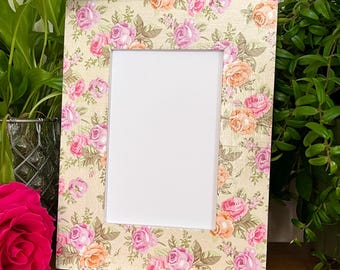 Różowa ramka na zdjęcia z decoupage'u, kwiatowa rama z drewna w stylu shabby chic, dekoracja domu z kwiatów w kolorze liliowym i różowym