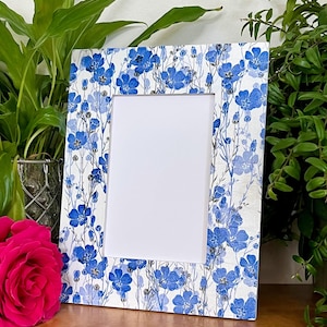Blauer Bilderrahmen aus Holz, Shabby Chic Bilderrahmen aus Holz, blau weißes Blumendekor