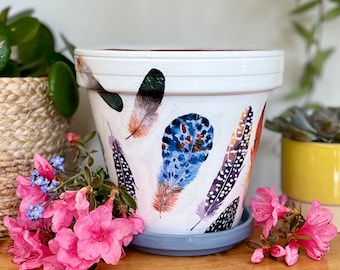 Vaso per piante decoupage con piume, fioriera da giardino colorata con piume di uccello, vaso di fiori arcobaleno