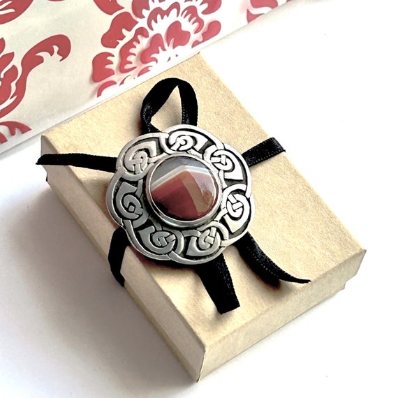 TRINITY KNOT WITH BORDER BROOCH main image 0