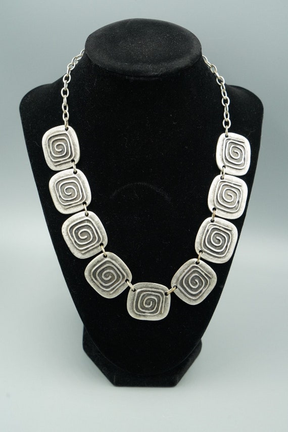 Spiral design necklace