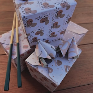Biscotti della fortuna con messaggi da condividere. Un'idea regalo per i tuoi ospiti e un originale segna posto per la tua tavola.