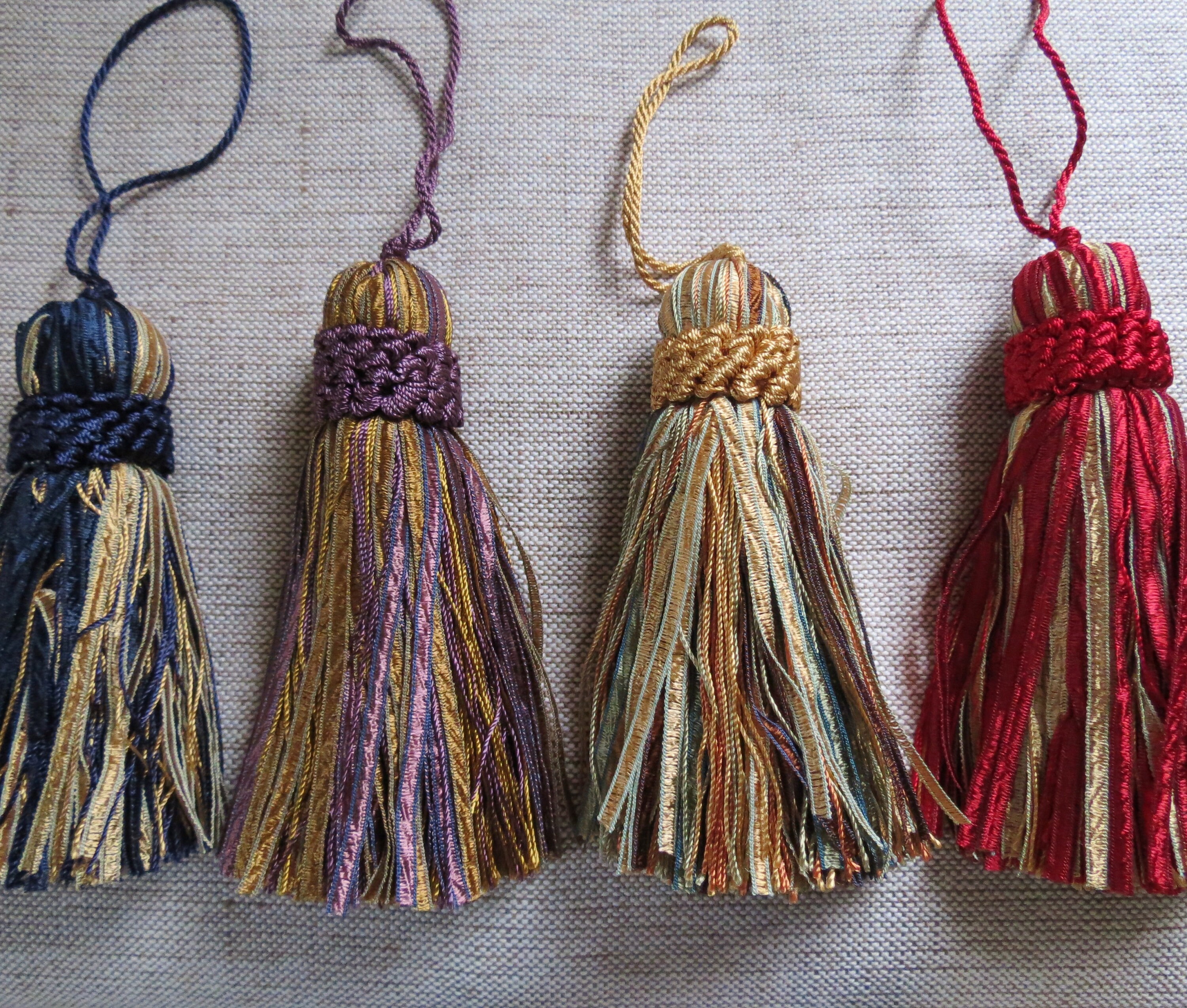 Pompons de luxe - grand ruban soyeux coupe pompons - glands de clé - coussin passementerie - 120mm - 4 couleurs magnifiques Pompons de soyeux luxe - grand ruban soyeux de coupe pompons - glands de clé - coussin passementerie - 120mm - 4 couleurs magnifiques ff57fd