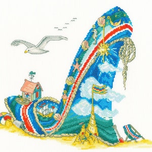 Peut inclure: Une chaussure à talon haut rayée bleu et rouge avec une scène de plage à l'intérieur. La chaussure est décorée de coquillages, d'une étoile de mer, d'un soleil, de nuages et d'un voilier.