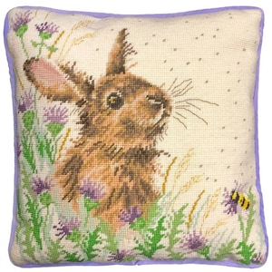 Kit de tapiz, kit de bordado - El conejo del prado de Hannah Dale, Wrendale Designs