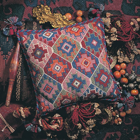 Heirloom Needlepoint Collection クッション Tapestry Needlepoint Kit – Tropical, Hummingbird - Premium