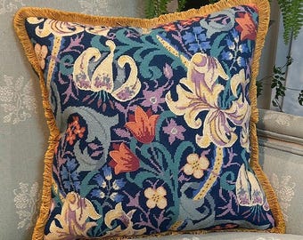 Gobelin Nadelspitzen Kit – William Morris Lily, Midnight - Premium Gobelin Kit mit Kissenbezug von Glorafilia