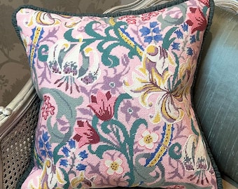 Gobelin Nadelspitzen Kit – William Morris Lily, Rose Pink - Premium Gobelin Kit Kissenvorderseite - Glorafilia