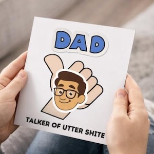 Może przedstawiać: Biała kartka z napisem "DAD" w niebieskich literach. Karta przedstawia kreskówkową ilustrację mężczyzny w okularach w dłoni, z napisem "TALKER OF UTTER SHITE" poniżej.