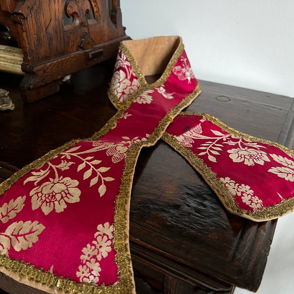 PASTORAL ETOLE in richly decorated fabric with metal braiding, antique short clergy stole