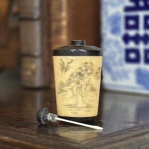 Asiatisk snusflaska - Scimshaw snidat nötben med hornbas och hornlock