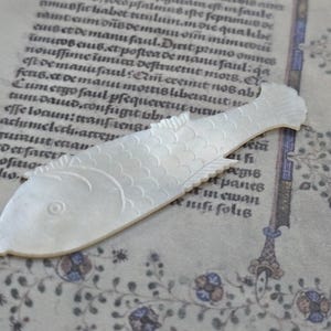 Puede incluir: Un letrero de madera rústica con el texto "Welcome to our home" en letras blancas. El letrero presenta un acabado envejecido y un diseño simple y acogedor, perfecto para un porche o entrada.