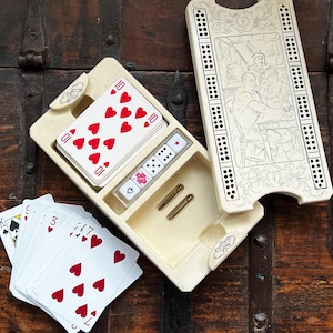 Tableau pour lit de bébé gravé en imitation scrimshaw vintage, compartiment avec couvercle, pinces, cartes et dés, boîte de jeu sur le thème des marins
