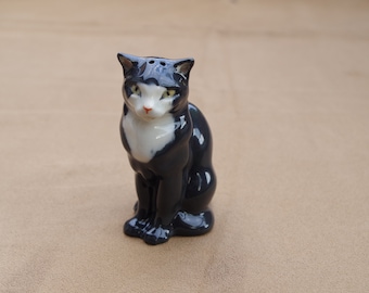 Salero y pimentero de porcelana hecho a mano con forma de gato