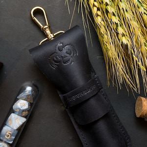 RPG Würfel-Trank-Tasche mit Fantasy Würfel-Trank-Flachmann: Schwarze Leder-Tranktasche mit Lederstempel und Würfel-Trankflasche