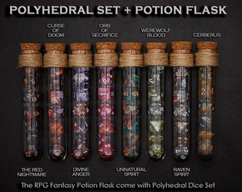 Puede incluir: Conjunto de siete frascos de poción de vidrio con tapones de corcho y cuerda. Cada frasco contiene un juego de dados poliédricos de varios colores. Los frascos están etiquetados con nombres como "Curse of Doom", "Orb of Sacrifice", "Werewolf Blood" y "Cerberus".