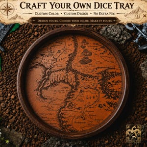 Pode incluir: Uma bandeja redonda de madeira para dados com uma moldura castanho-escura e uma base interior castanho-clara impressa com um mapa de fantasia detalhado. O banner superior exibe o texto: Craft Your Own Dice Tray, Custom Color, Custom Design, No Extra Fee.