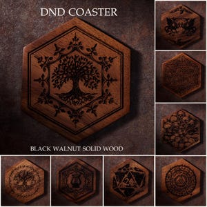 Puede incluir: Posavasos hexagonales de madera con diseños grabados con láser. Fabricados en madera maciza de nogal negro, presentan diseños de árbol, dragones, dados y calaveras. El texto "DND COASTER" es visible. Ideales para bebidas.