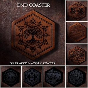 Op de afbeelding: Zeshoekige onderzetters van hout en acryl met gegraveerde ontwerpen. De onderzetters tonen afbeeldingen van een boom, draken, dobbelstenen, schedels en andere fantasie-elementen. De tekst "DND COASTER" en "SOLID WOOD & ACRYLIC COASTER" zijn zichtbaar.