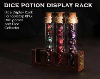 Puede incluir: Un expositor de madera con tres tubos de vidrio llenos de dados de colores. El expositor tiene una etiqueta que dice "Dice Potion Display Rack".