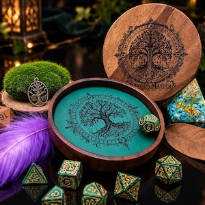 Puede incluir: Una bandeja redonda de madera para dados con forro de fieltro verde y una ilustración de árbol negra. La tapa está grabada con un árbol, una espada y el texto DUNGEON MASTER. Incluye dados poliédricos verdes y dorados, una pluma morada y un dije.