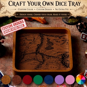 Peut inclure: Un plateau à dés carré en bois avec une base en cuir marron présentant une carte imprimée à l'encre noire. Le plateau est entouré de texte incluant "CRAFT YOUR OWN DICE TRAY," "CUSTOM COLOR," "CUSTOM DESIGN," "NO EXTRA FEE," et "CUSTOM ORDERS WITH NO EXTRA FEES." Une palette de huit pastilles de couleur est affichée sous le plateau.