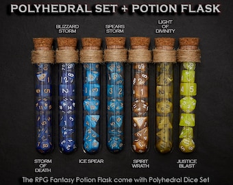 Puede incluir: Conjunto de seis frascos de poción de vidrio con tapones de corcho, cada uno contiene un juego de dados poliédricos. Los frascos están etiquetados con nombres como "Blizzard Storm", "Ice Spear" y "Justice Blast".
