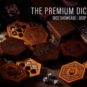 Op de afbeelding: Houten dobbelstenendozen met ingewikkelde gegraveerde ontwerpen. De dozen zijn zeshoekig en rechthoekig, sommige met honingraatinterieurs. De tekst "THE PREMIUM DICE BOX" en "DICE SHOWCASE: DEEP ENGRAVING" is zichtbaar. Dobbelstenen bevinden zich in en buiten de dozen.