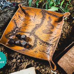 Plateau de dés personnalisé avec gravure de carte | Plateau pliant pour lancer les dés en similicuir RPG | Conception de carte fantastique | Rangement d'accessoires de jeu sur table