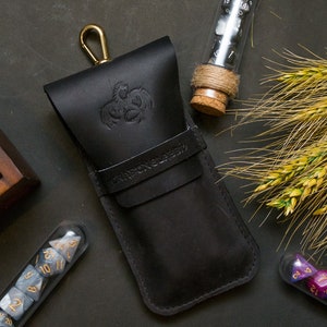 RPG Würfel-Trank-Tasche mit Fantasy Würfel-Trank-Flachmann: Schwarze Leder Doppel-Tranktasche mit Leder Stempel und Würfel-Trankflasche