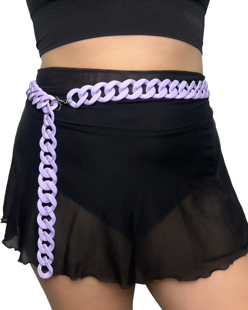 The model showcases a Colored Chunky Chain Belt in lavender, adding a stylish touch to her festival outfit.
