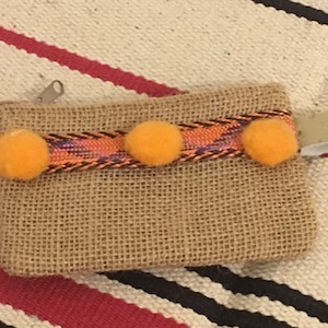 Porte monnaie jute et simili cuir doré fushia pompon jaune artisanat marocain  cadeau témoin femme
